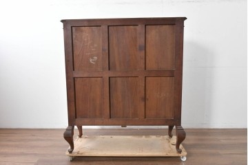 イギリスアンティーク　ソリッドウォールナット　優雅な曲線を描く猫脚のキャビネット　(R-087240)