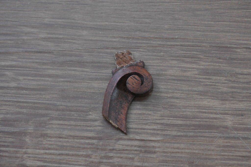 イギリスアンティーク　ソリッドウォールナット　優雅な曲線を描く猫脚のキャビネット　(R-087240)