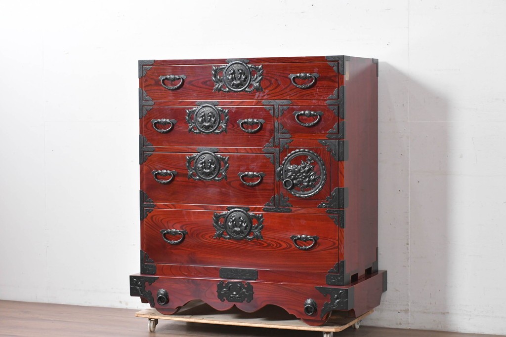 中古　美品　岩谷堂箪笥　特注!　無垢材仕様　欅(ケヤキ)材　重厚な金具の存在感が際立つ木地呂塗りの車箪笥　定価推定約150万円以上　(R-087241)