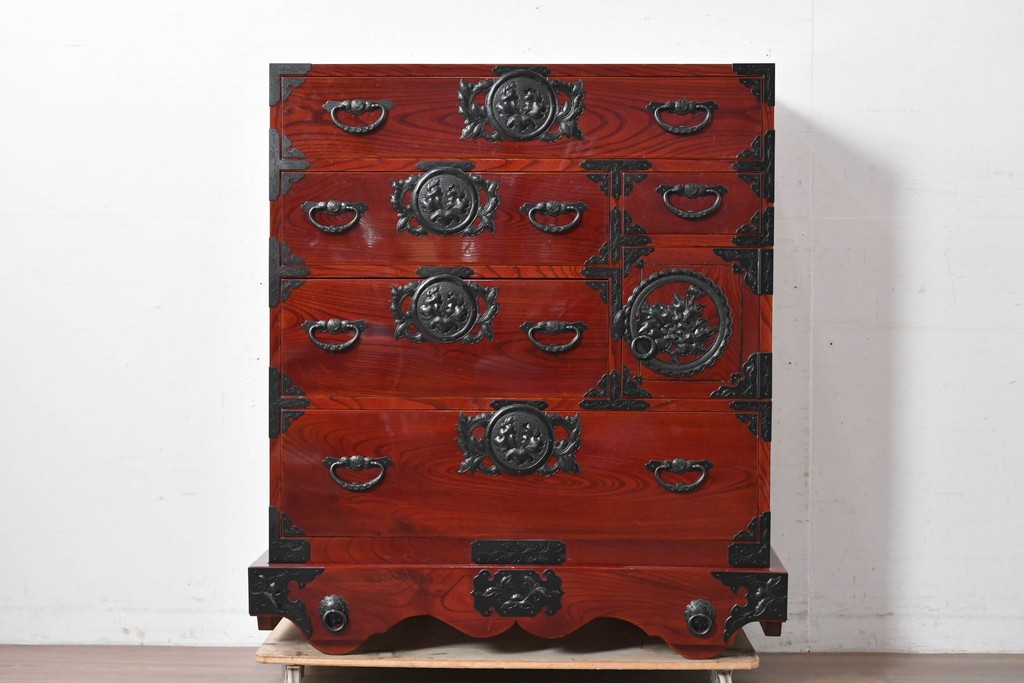 中古　美品　岩谷堂箪笥　特注!　無垢材仕様　欅(ケヤキ)材　重厚な金具の存在感が際立つ木地呂塗りの車箪笥　定価推定約150万円以上　(R-087241)