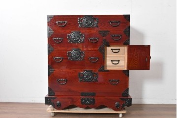 中古　美品　岩谷堂箪笥　特注!　無垢材仕様　欅(ケヤキ)材　重厚な金具の存在感が際立つ木地呂塗りの車箪笥　定価推定約150万円以上　(R-087241)