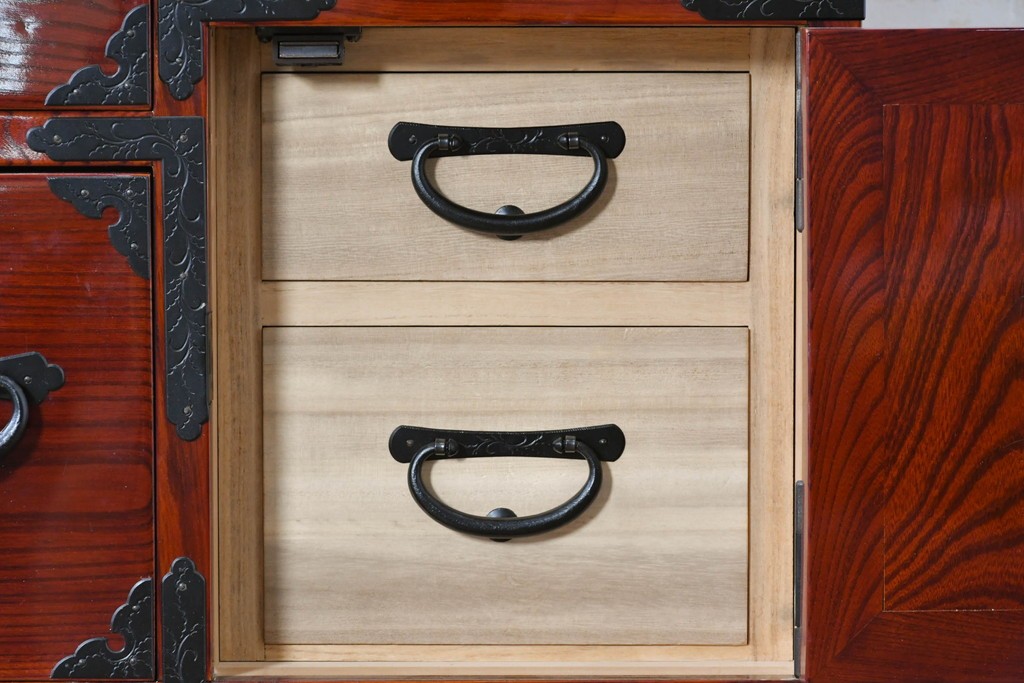 中古　美品　岩谷堂箪笥　特注!　無垢材仕様　欅(ケヤキ)材　重厚な金具の存在感が際立つ木地呂塗りの車箪笥　定価推定約150万円以上　(R-087241)