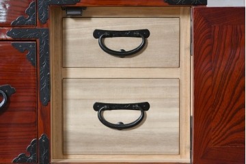 中古　美品　岩谷堂箪笥　特注!　無垢材仕様　欅(ケヤキ)材　重厚な金具の存在感が際立つ木地呂塗りの車箪笥　定価推定約150万円以上　(R-087241)