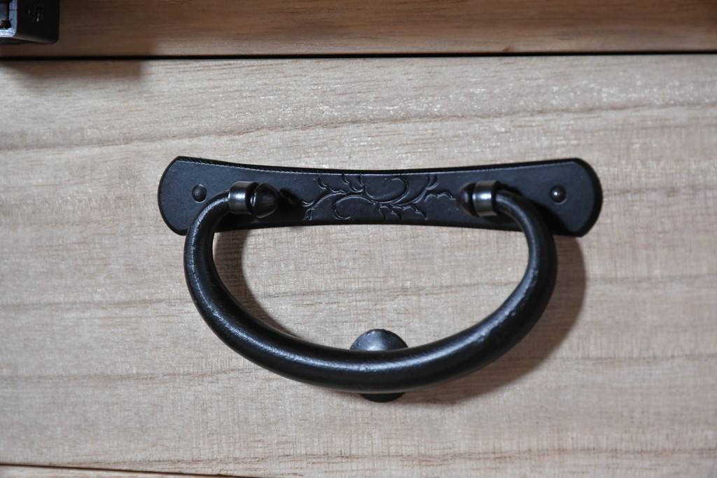 中古　美品　岩谷堂箪笥　特注!　無垢材仕様　欅(ケヤキ)材　重厚な金具の存在感が際立つ木地呂塗りの車箪笥　定価推定約150万円以上　(R-087241)