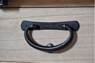 中古　美品　岩谷堂箪笥　特注!　無垢材仕様　欅(ケヤキ)材　重厚な金具の存在感が際立つ木地呂塗りの車箪笥　定価推定約150万円以上　(R-087241)