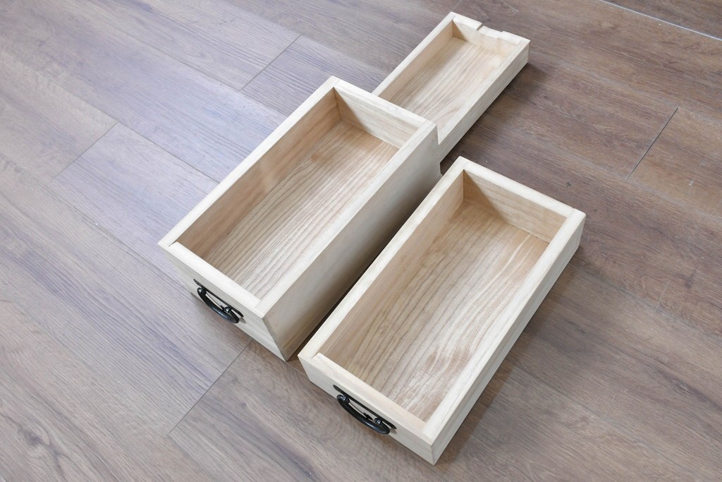 中古　美品　岩谷堂箪笥　特注!　無垢材仕様　欅(ケヤキ)材　重厚な金具の存在感が際立つ木地呂塗りの車箪笥　定価推定約150万円以上　(R-087241)