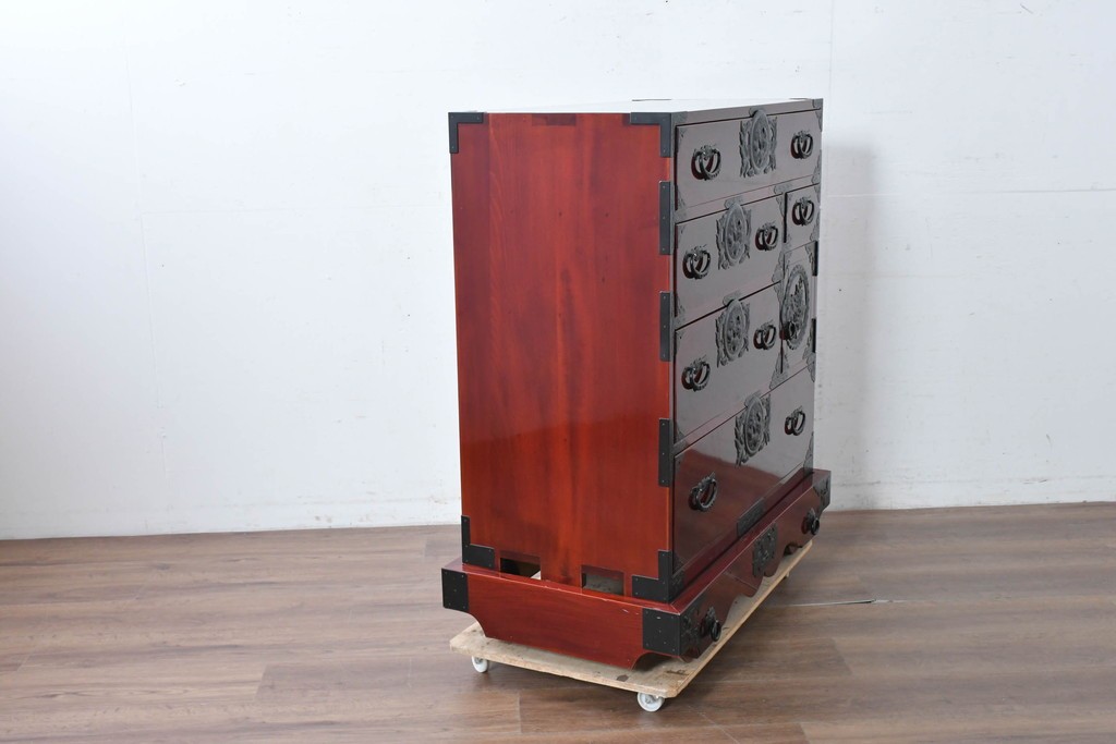 中古　美品　岩谷堂箪笥　特注!　無垢材仕様　欅(ケヤキ)材　重厚な金具の存在感が際立つ木地呂塗りの車箪笥　定価推定約150万円以上　(R-087241)