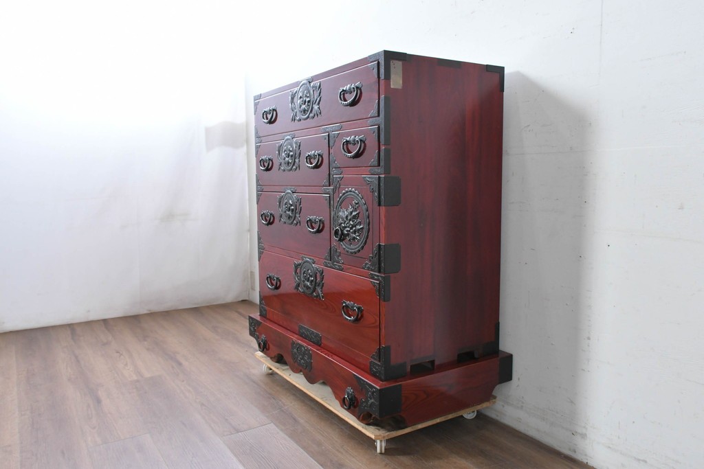 中古　美品　岩谷堂箪笥　特注!　無垢材仕様　欅(ケヤキ)材　重厚な金具の存在感が際立つ木地呂塗りの車箪笥　定価推定約150万円以上　(R-087241)