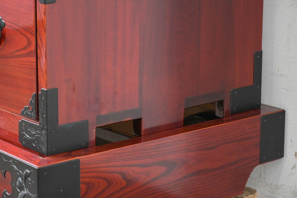 中古　美品　岩谷堂箪笥　特注!　無垢材仕様　欅(ケヤキ)材　重厚な金具の存在感が際立つ木地呂塗りの車箪笥　定価推定約150万円以上　(R-087241)