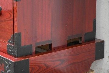 中古　美品　岩谷堂箪笥　特注!　無垢材仕様　欅(ケヤキ)材　重厚な金具の存在感が際立つ木地呂塗りの車箪笥　定価推定約150万円以上　(R-087241)