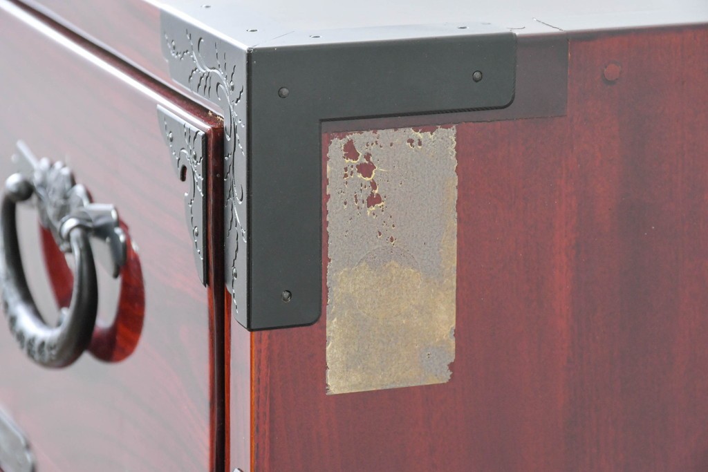 中古　美品　岩谷堂箪笥　特注!　無垢材仕様　欅(ケヤキ)材　重厚な金具の存在感が際立つ木地呂塗りの車箪笥　定価推定約150万円以上　(R-087241)