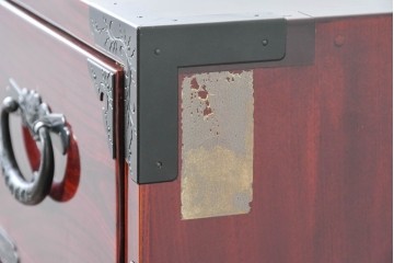 中古　美品　岩谷堂箪笥　特注!　無垢材仕様　欅(ケヤキ)材　重厚な金具の存在感が際立つ木地呂塗りの車箪笥　定価推定約150万円以上　(R-087241)