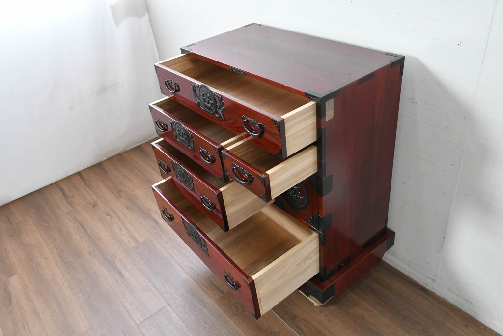 中古　美品　岩谷堂箪笥　特注!　無垢材仕様　欅(ケヤキ)材　重厚な金具の存在感が際立つ木地呂塗りの車箪笥　定価推定約150万円以上　(R-087241)