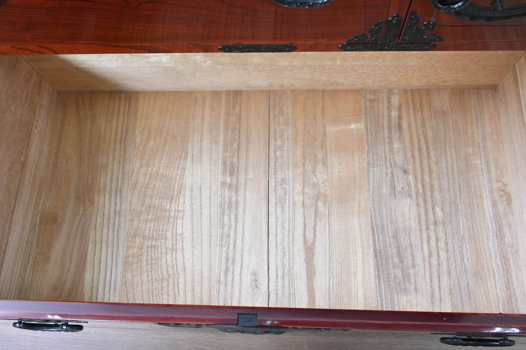 中古　美品　岩谷堂箪笥　特注!　無垢材仕様　欅(ケヤキ)材　重厚な金具の存在感が際立つ木地呂塗りの車箪笥　定価推定約150万円以上　(R-087241)