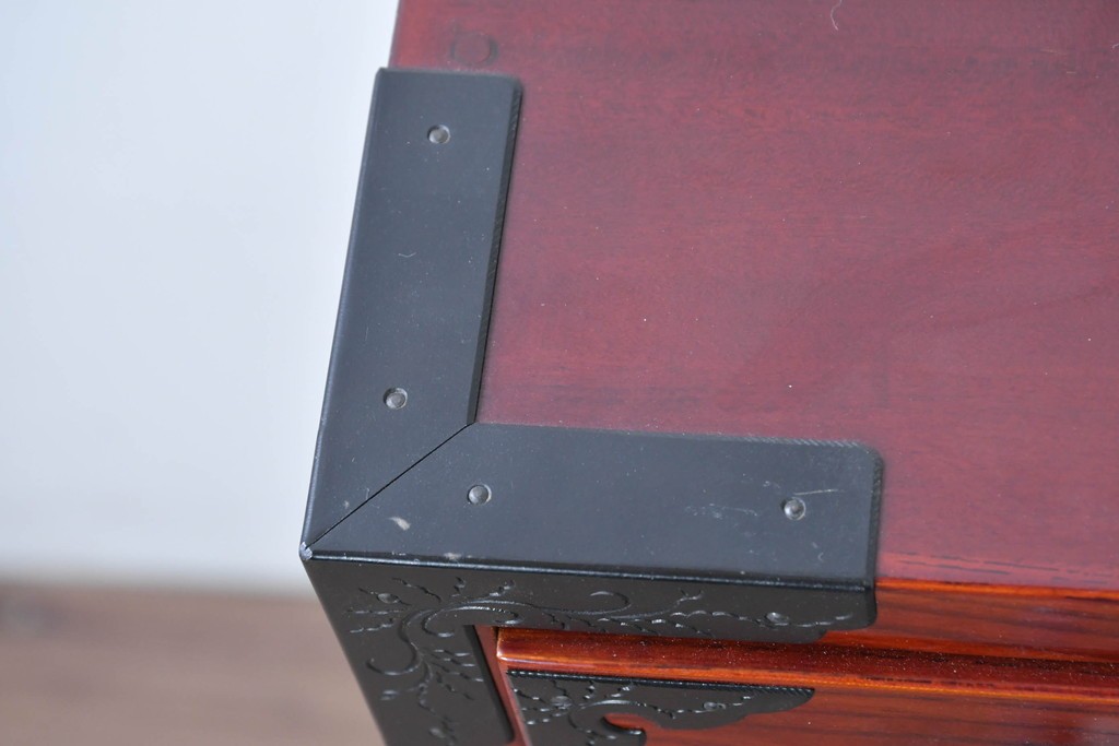 中古　美品　岩谷堂箪笥　特注!　無垢材仕様　欅(ケヤキ)材　重厚な金具の存在感が際立つ木地呂塗りの車箪笥　定価推定約150万円以上　(R-087241)