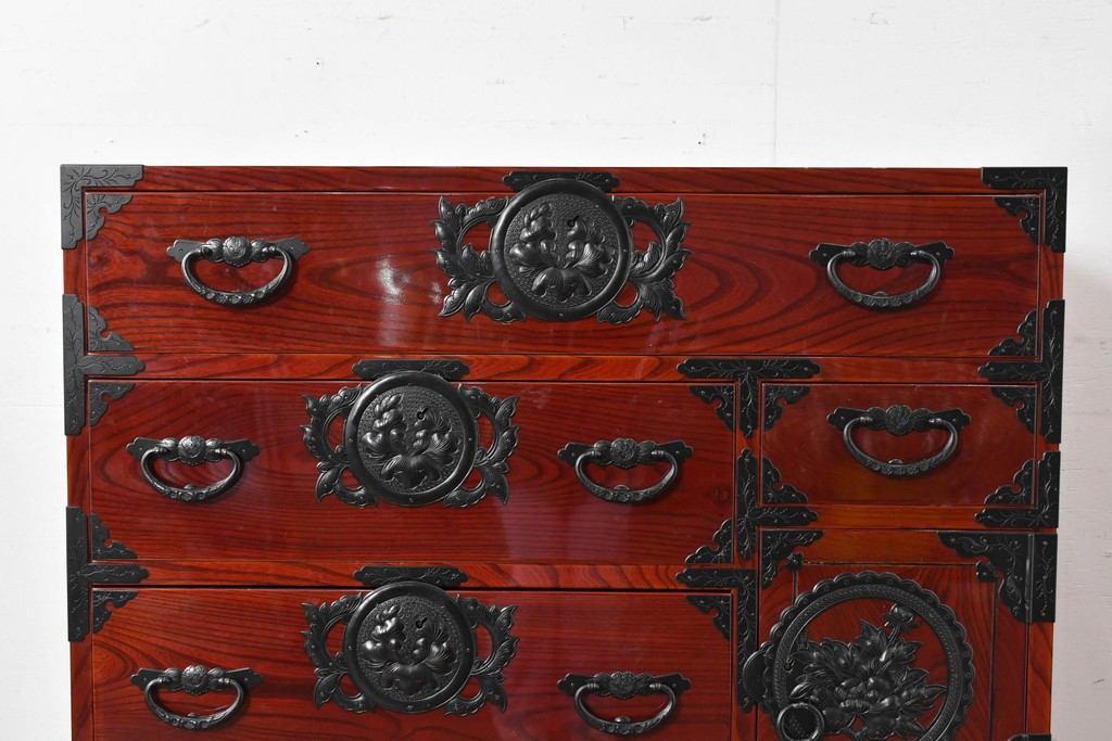 中古　美品　岩谷堂箪笥　特注!　無垢材仕様　欅(ケヤキ)材　重厚な金具の存在感が際立つ木地呂塗りの車箪笥　定価推定約150万円以上　(R-087241)