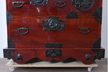 中古　美品　岩谷堂箪笥　特注!　無垢材仕様　欅(ケヤキ)材　重厚な金具の存在感が際立つ木地呂塗りの車箪笥　定価推定約150万円以上　(R-087241)