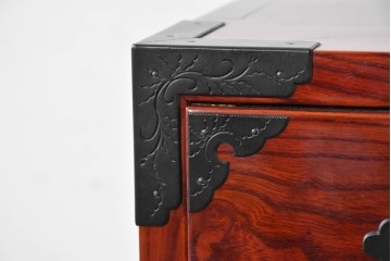 中古　美品　岩谷堂箪笥　特注!　無垢材仕様　欅(ケヤキ)材　重厚な金具の存在感が際立つ木地呂塗りの車箪笥　定価推定約150万円以上　(R-087241)