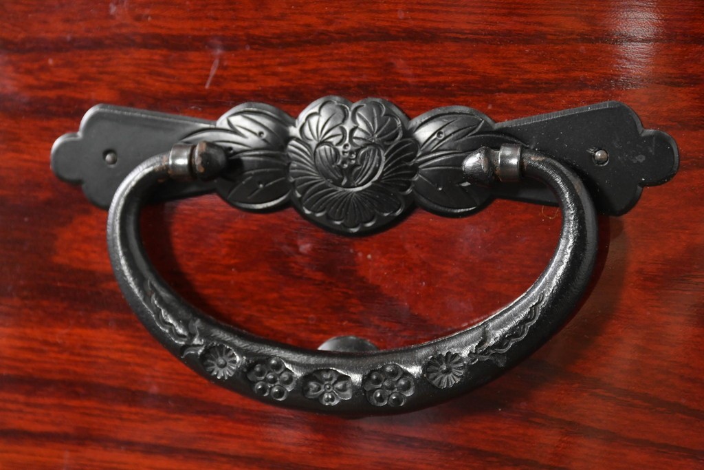 中古　美品　岩谷堂箪笥　特注!　無垢材仕様　欅(ケヤキ)材　重厚な金具の存在感が際立つ木地呂塗りの車箪笥　定価推定約150万円以上　(R-087241)