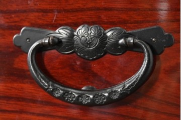 中古　美品　岩谷堂箪笥　特注!　無垢材仕様　欅(ケヤキ)材　重厚な金具の存在感が際立つ木地呂塗りの車箪笥　定価推定約150万円以上　(R-087241)