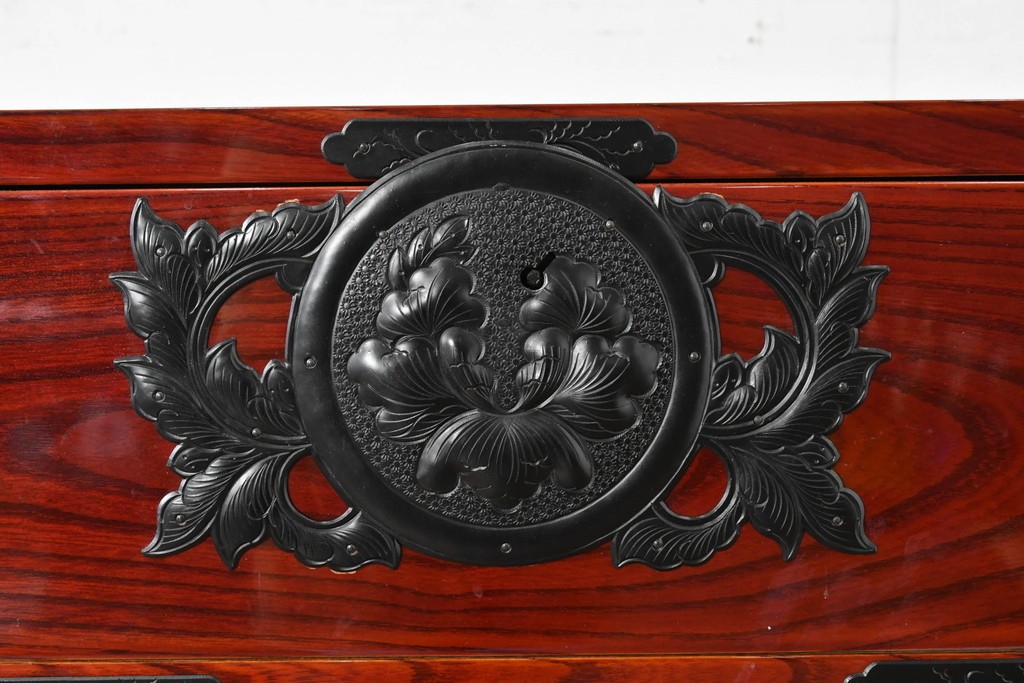 中古　美品　岩谷堂箪笥　特注!　無垢材仕様　欅(ケヤキ)材　重厚な金具の存在感が際立つ木地呂塗りの車箪笥　定価推定約150万円以上　(R-087241)