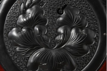 中古　美品　岩谷堂箪笥　特注!　無垢材仕様　欅(ケヤキ)材　重厚な金具の存在感が際立つ木地呂塗りの車箪笥　定価推定約150万円以上　(R-087241)