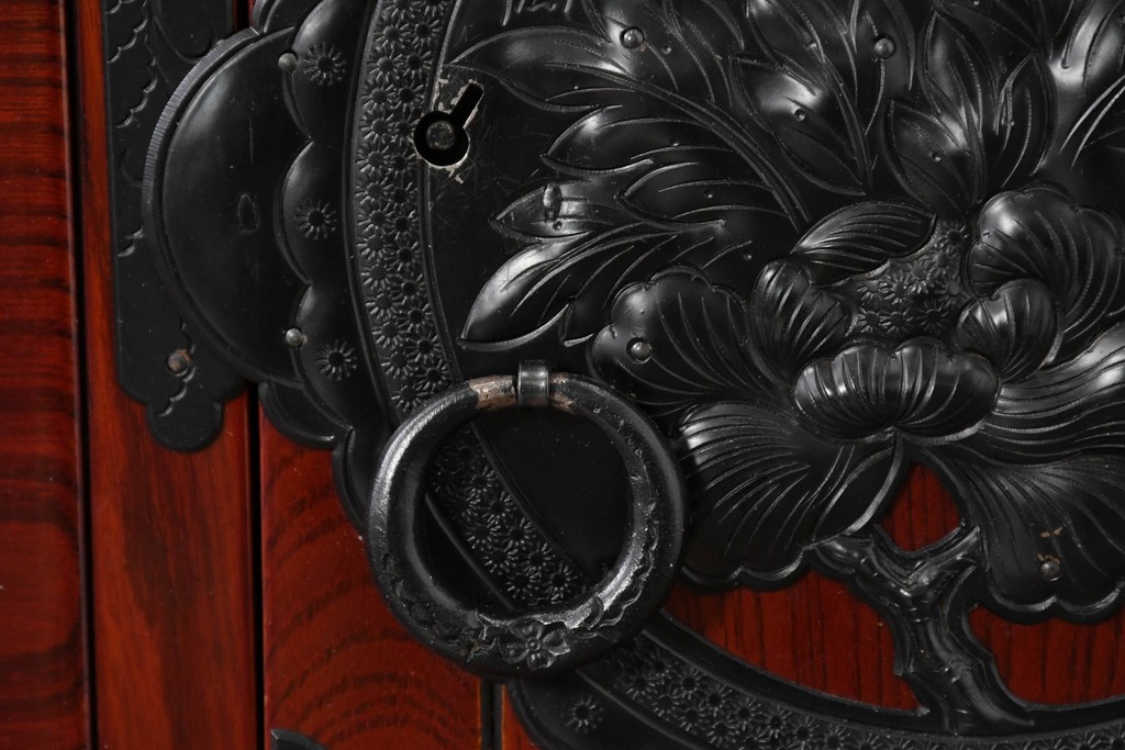 中古　美品　岩谷堂箪笥　特注!　無垢材仕様　欅(ケヤキ)材　重厚な金具の存在感が際立つ木地呂塗りの車箪笥　定価推定約150万円以上　(R-087241)