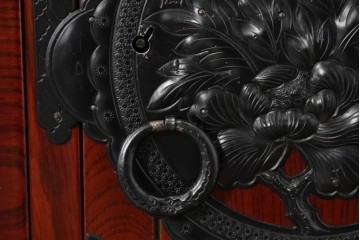 中古　美品　岩谷堂箪笥　特注!　無垢材仕様　欅(ケヤキ)材　重厚な金具の存在感が際立つ木地呂塗りの車箪笥　定価推定約150万円以上　(R-087241)