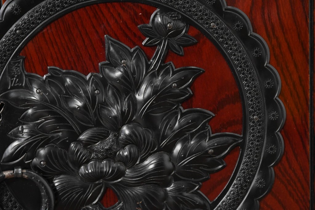 中古　美品　岩谷堂箪笥　特注!　無垢材仕様　欅(ケヤキ)材　重厚な金具の存在感が際立つ木地呂塗りの車箪笥　定価推定約150万円以上　(R-087241)