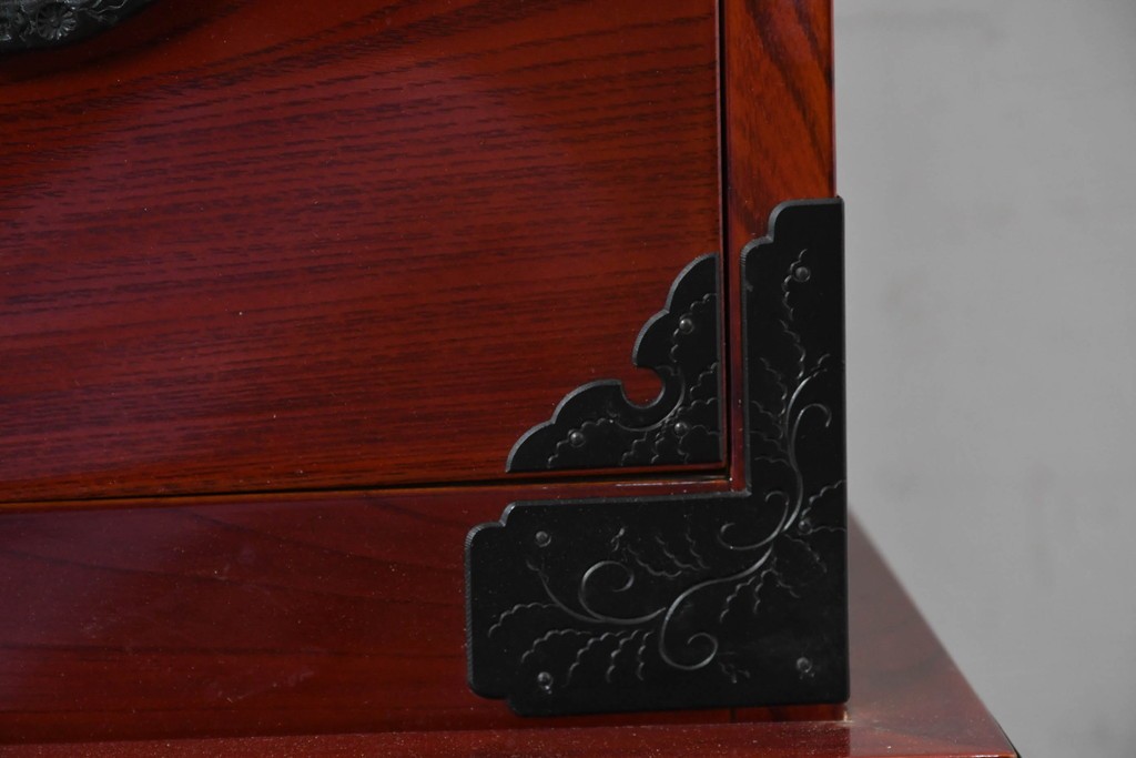 中古　美品　岩谷堂箪笥　特注!　無垢材仕様　欅(ケヤキ)材　重厚な金具の存在感が際立つ木地呂塗りの車箪笥　定価推定約150万円以上　(R-087241)