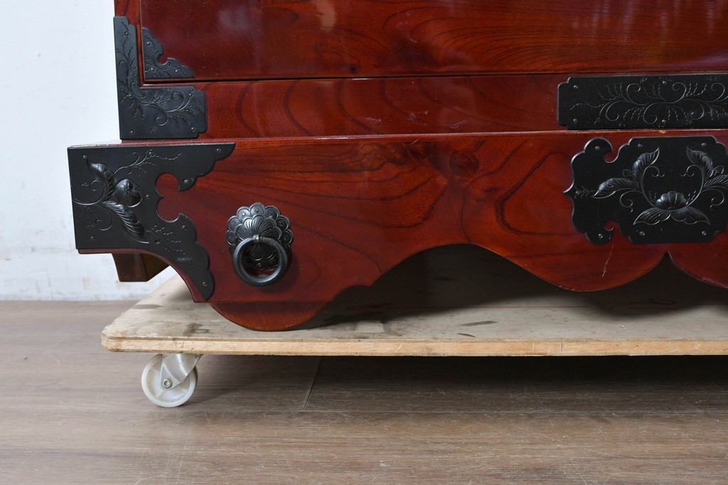 中古　美品　岩谷堂箪笥　特注!　無垢材仕様　欅(ケヤキ)材　重厚な金具の存在感が際立つ木地呂塗りの車箪笥　定価推定約150万円以上　(R-087241)