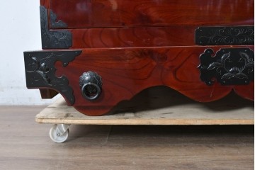 中古　美品　岩谷堂箪笥　特注!　無垢材仕様　欅(ケヤキ)材　重厚な金具の存在感が際立つ木地呂塗りの車箪笥　定価推定約150万円以上　(R-087241)