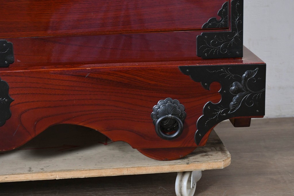 中古　美品　岩谷堂箪笥　特注!　無垢材仕様　欅(ケヤキ)材　重厚な金具の存在感が際立つ木地呂塗りの車箪笥　定価推定約150万円以上　(R-087241)