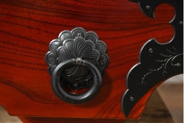 中古　美品　岩谷堂箪笥　特注!　無垢材仕様　欅(ケヤキ)材　重厚な金具の存在感が際立つ木地呂塗りの車箪笥　定価推定約150万円以上　(R-087241)