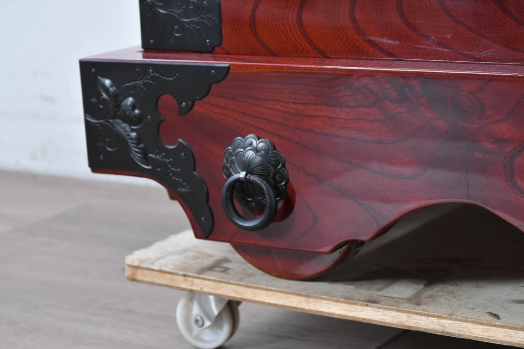 中古　美品　岩谷堂箪笥　特注!　無垢材仕様　欅(ケヤキ)材　重厚な金具の存在感が際立つ木地呂塗りの車箪笥　定価推定約150万円以上　(R-087241)