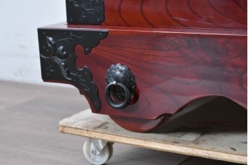 中古　美品　岩谷堂箪笥　特注!　無垢材仕様　欅(ケヤキ)材　重厚な金具の存在感が際立つ木地呂塗りの車箪笥　定価推定約150万円以上　(R-087241)