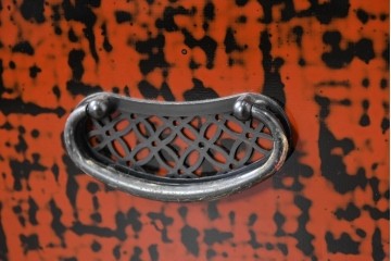 中古　美品　加茂桐箪笥　総漆塗り(朱塗り・根来風漆塗り)の雅な衣装箪笥　定価約150万円　(R-087242)