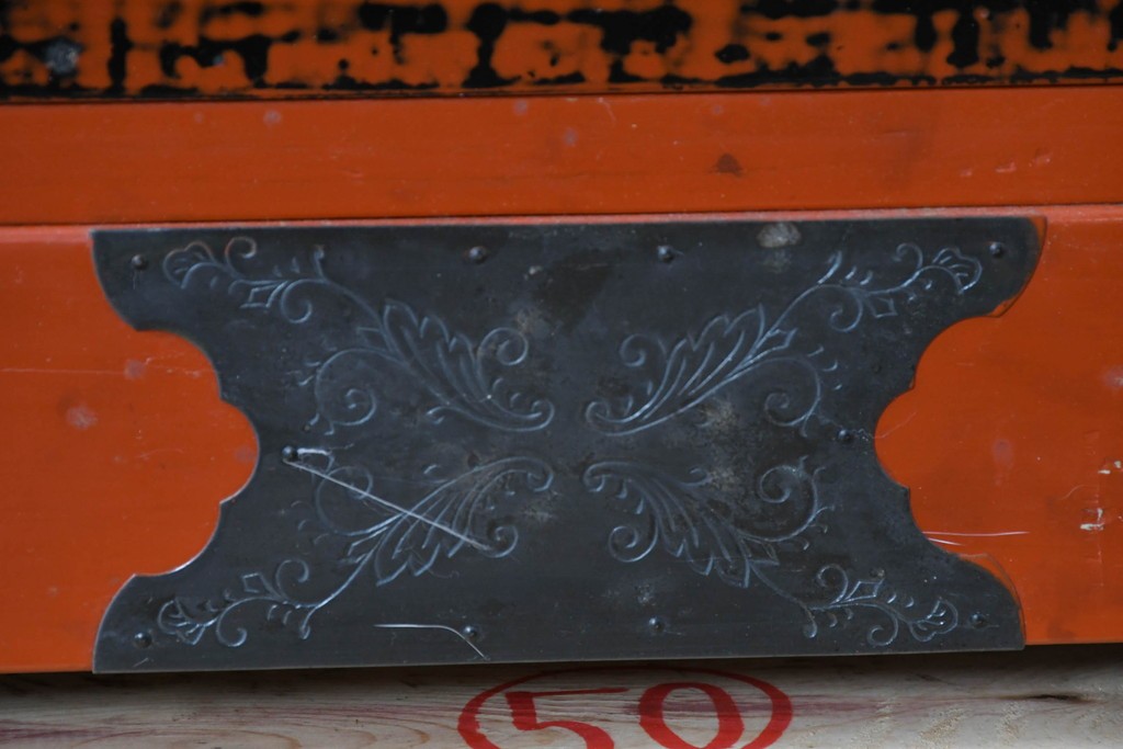 中古　美品　加茂桐箪笥　総漆塗り(朱塗り・根来風漆塗り)の雅な衣装箪笥　定価約150万円　(R-087242)