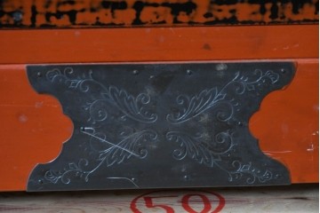 中古　美品　加茂桐箪笥　総漆塗り(朱塗り・根来風漆塗り)の雅な衣装箪笥　定価約150万円　(R-087242)