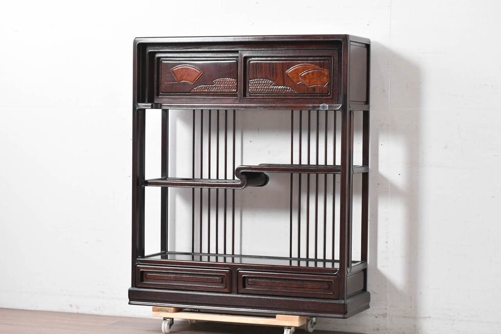 中古　美品　高級指物工芸家具　シタン材　漆塗り　軽やかな格子デザインと品のある佇まいの茶棚　定価約120万円　(R-087243)