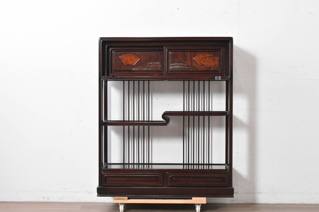 中古　美品　高級指物工芸家具　シタン材　漆塗り　軽やかな格子デザインと品のある佇まいの茶棚　定価約120万円　(R-087243)