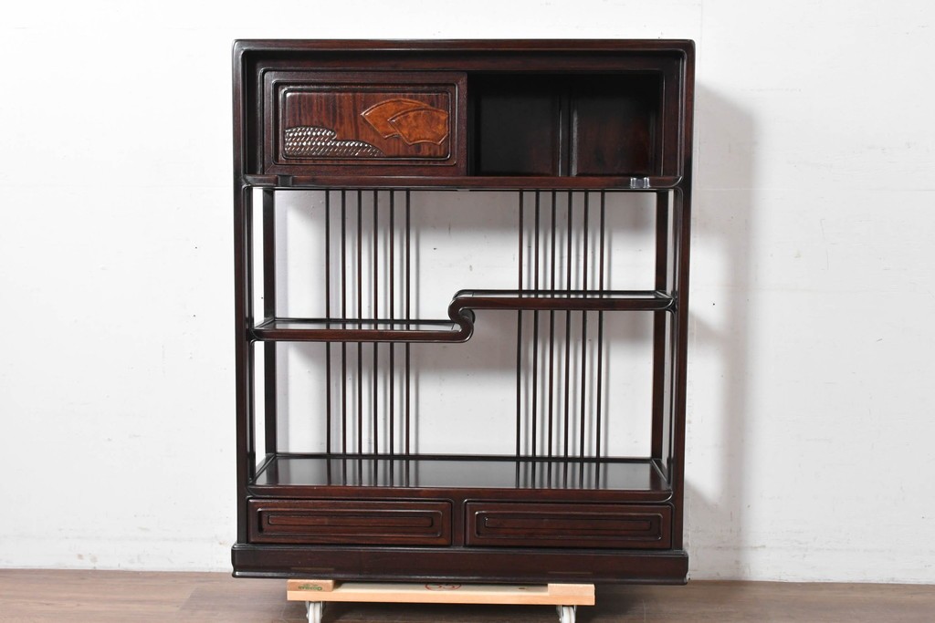 中古　美品　高級指物工芸家具　シタン材　漆塗り　軽やかな格子デザインと品のある佇まいの茶棚　定価約120万円　(R-087243)