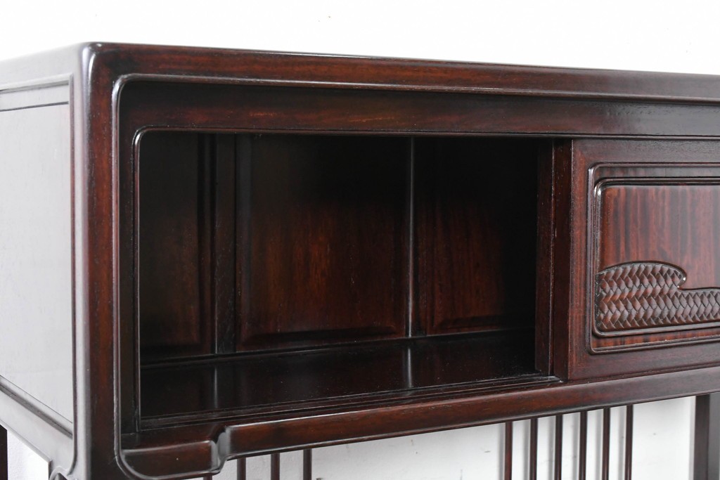 中古　美品　高級指物工芸家具　シタン材　漆塗り　軽やかな格子デザインと品のある佇まいの茶棚　定価約120万円　(R-087243)