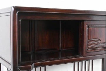 中古　美品　高級指物工芸家具　シタン材　漆塗り　軽やかな格子デザインと品のある佇まいの茶棚　定価約120万円　(R-087243)