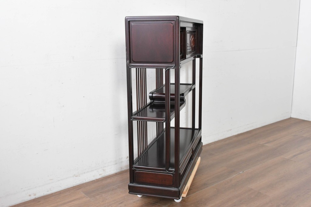 中古　美品　高級指物工芸家具　シタン材　漆塗り　軽やかな格子デザインと品のある佇まいの茶棚　定価約120万円　(R-087243)