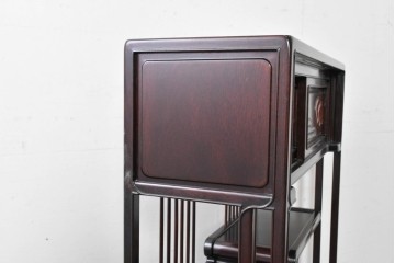 中古　美品　高級指物工芸家具　シタン材　漆塗り　軽やかな格子デザインと品のある佇まいの茶棚　定価約120万円　(R-087243)