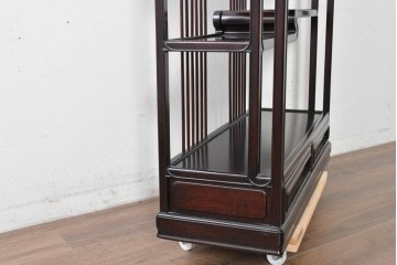 中古　美品　高級指物工芸家具　シタン材　漆塗り　軽やかな格子デザインと品のある佇まいの茶棚　定価約120万円　(R-087243)