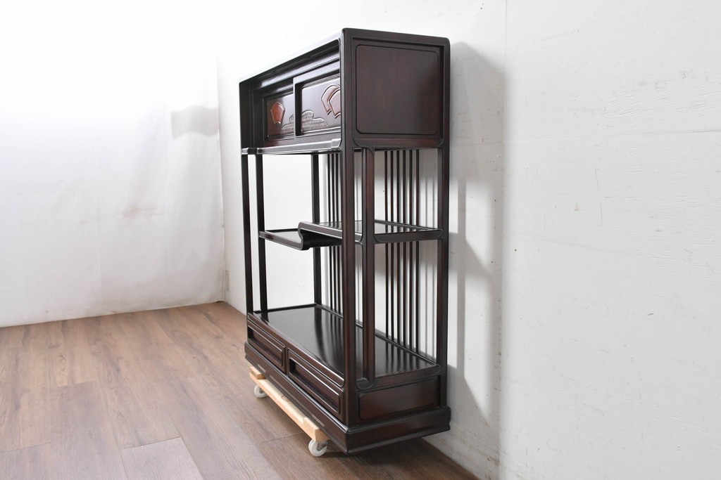 中古　美品　高級指物工芸家具　シタン材　漆塗り　軽やかな格子デザインと品のある佇まいの茶棚　定価約120万円　(R-087243)