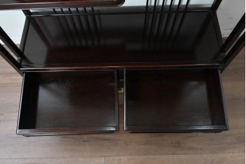 中古　美品　高級指物工芸家具　シタン材　漆塗り　軽やかな格子デザインと品のある佇まいの茶棚　定価約120万円　(R-087243)