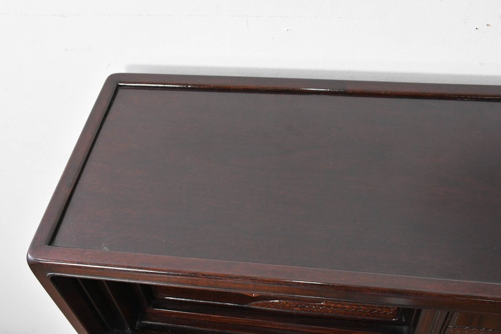 中古　美品　高級指物工芸家具　シタン材　漆塗り　軽やかな格子デザインと品のある佇まいの茶棚　定価約120万円　(R-087243)